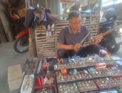 Mengenal H. Abdul Kholiq, Penjual Batu Akik dan Pusaka Mistis di Pasar Loak Kaliombo