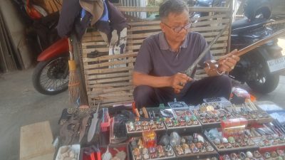 Mengenal H. Abdul Kholiq, Penjual Batu Akik dan Pusaka Mistis di Pasar Loak Kaliombo