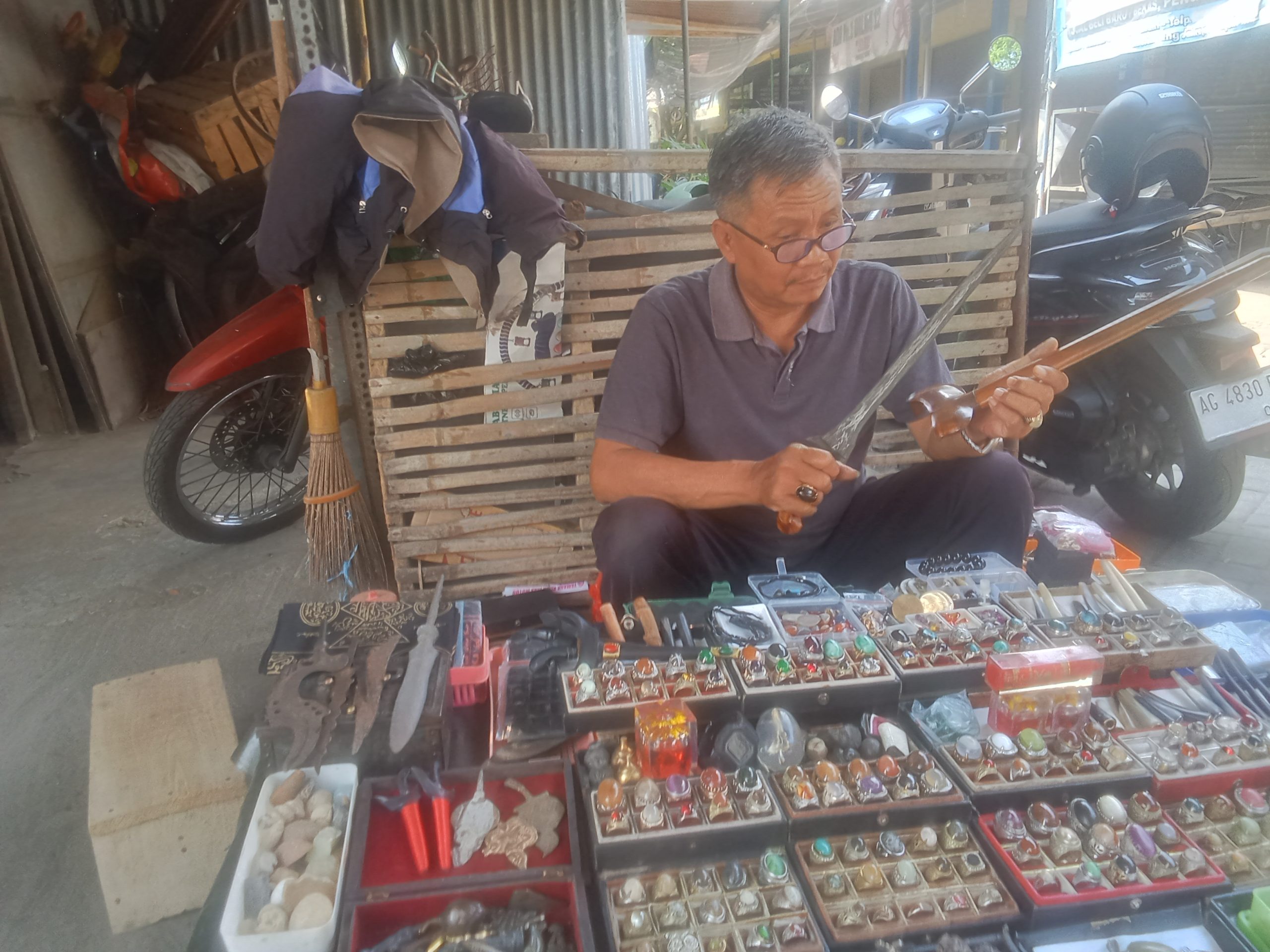 Mengenal H. Abdul Kholiq, Penjual Batu Akik dan Pusaka Mistis di Pasar Loak Kaliombo