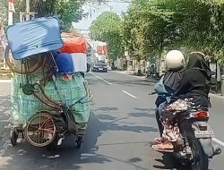 Mukib, Penjual Pakaian Bekas Keliling Mengandalkan Bentor di Kota Kediri