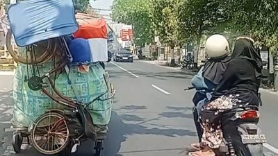 Mukib, Penjual Pakaian Bekas Keliling Mengandalkan Bentor di Kota Kediri