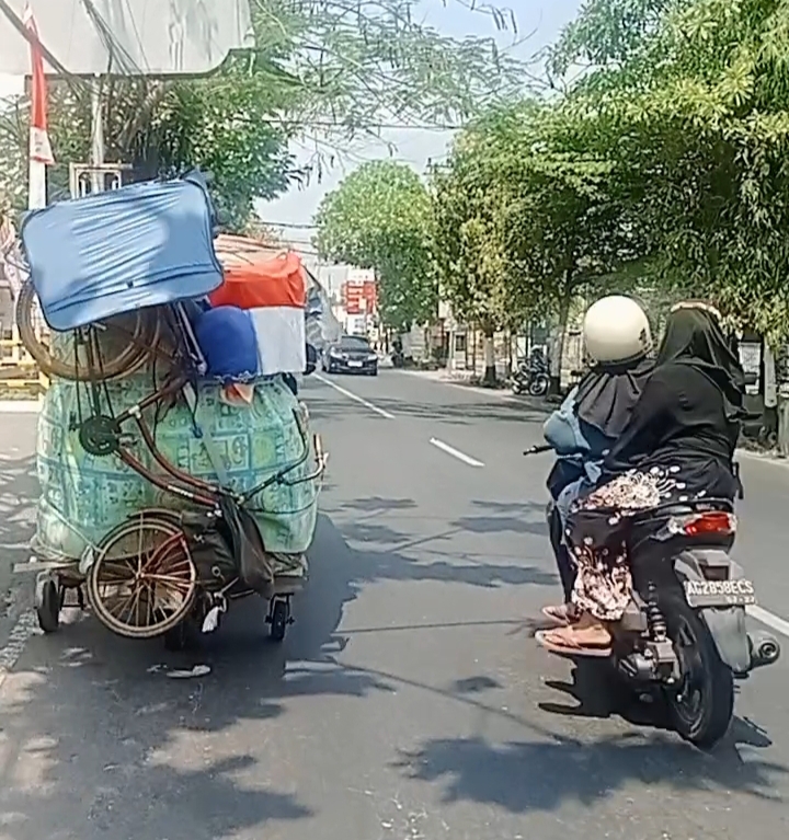 Mukib, Penjual Pakaian Bekas Keliling Mengandalkan Bentor di Kota Kediri