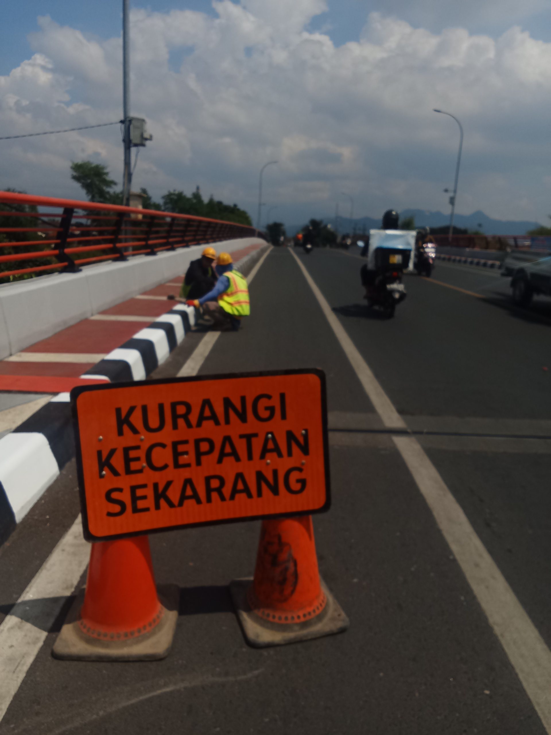 Jembatan Alun-Alun Kota Kediri Dirawat, Marka Jalan Kembali Dicat