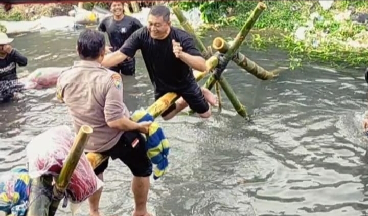 Lomba Gepuk Bantal di Kelurahan Kaliombo, Kota Kediri, Ramaikan HUT ke-80 RI, Begini Keseruannya