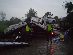Hujan Disertai Angin Kencang, Pohon Tumbang Timpa Warung di Pesantren Kediri
