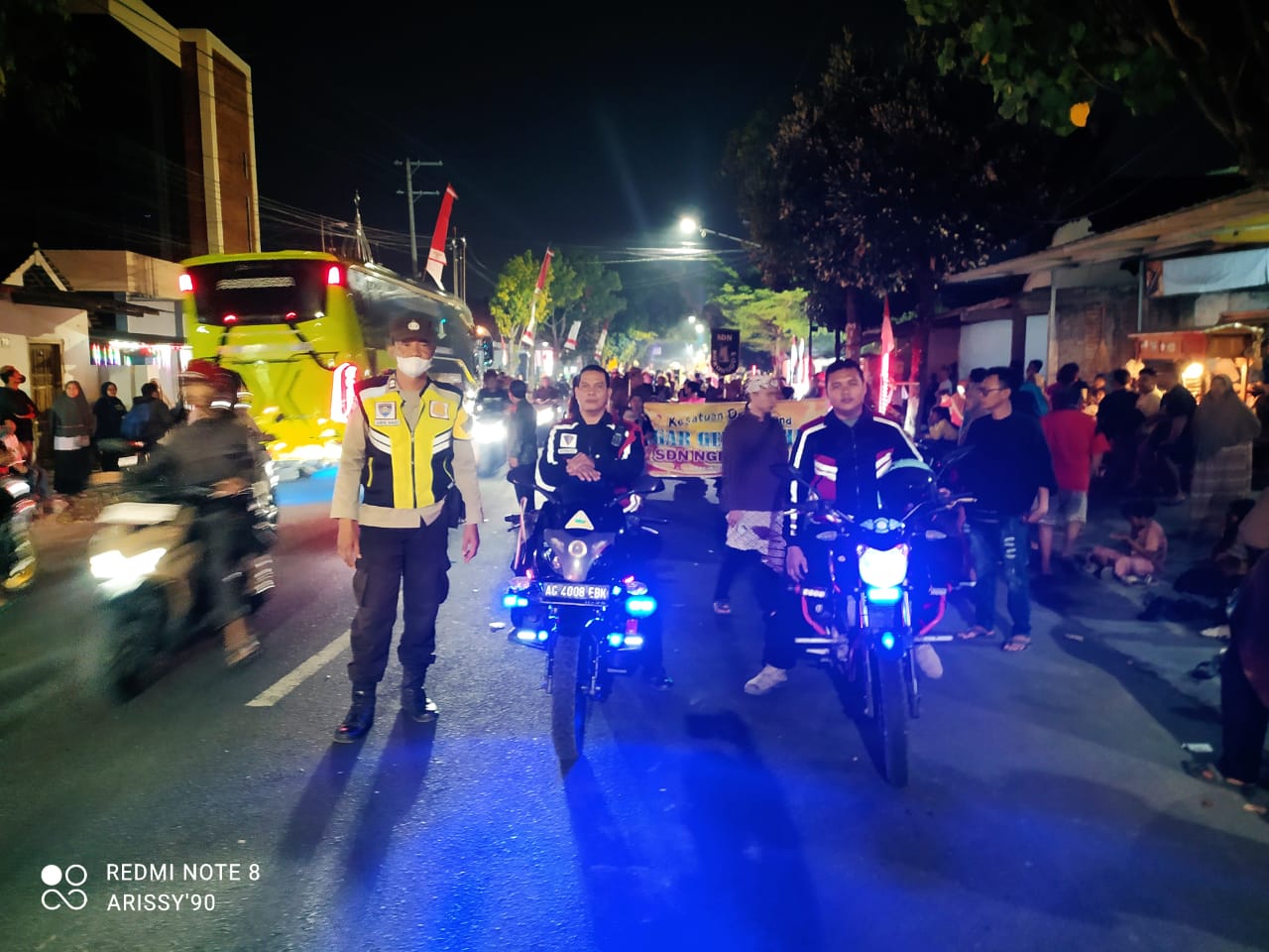 Nusantara Ngronggo Carnival 2025, Ribuan Warga Padati Jalan Menyaksikan Pawai dengan Kostum Beragam