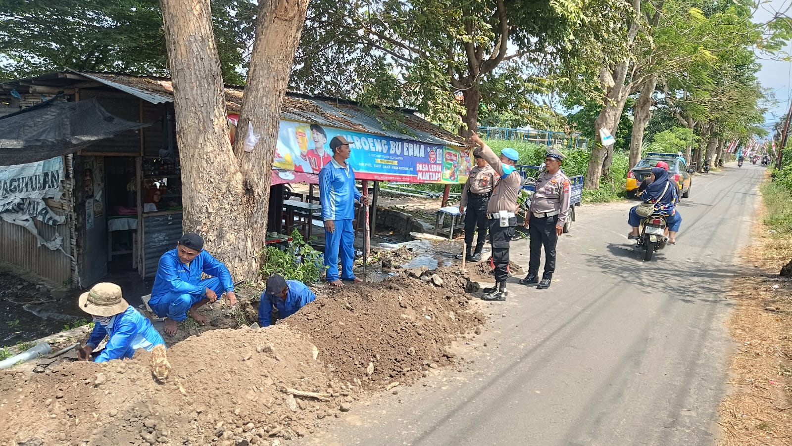 Akar Pohon Trembesi Sebabkan Pipa PDAM di Jalan Tirtosari Kota Kediri Bocor