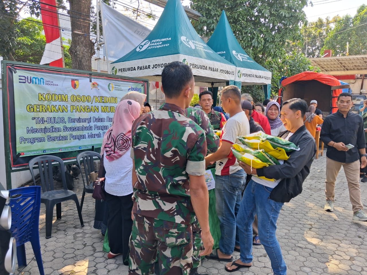 Ratusan Warga Serbu Gerakan Pangan Murah di Pesantren Kediri, Beras dan Gula Murah Langsung Diserbu
