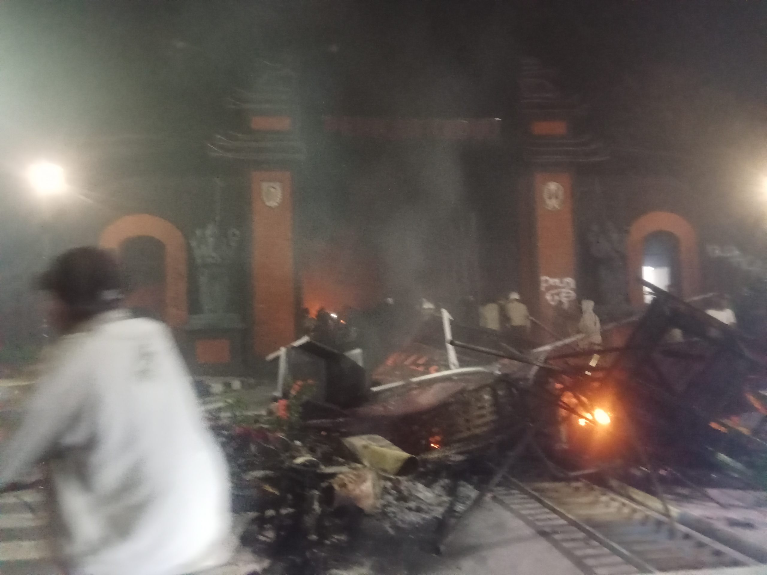 Gedung DPRD dan Kantor Pemkab Kediri Juga Dibakar Massa,  Barang Berharga Dijarah