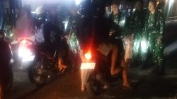 Massa Kembali Masuk Kota Kediri, TNI Pasang Blokade di Jembatan Brawijaya