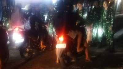 Massa Kembali Masuk Kota Kediri, TNI Pasang Blokade di Jembatan Brawijaya