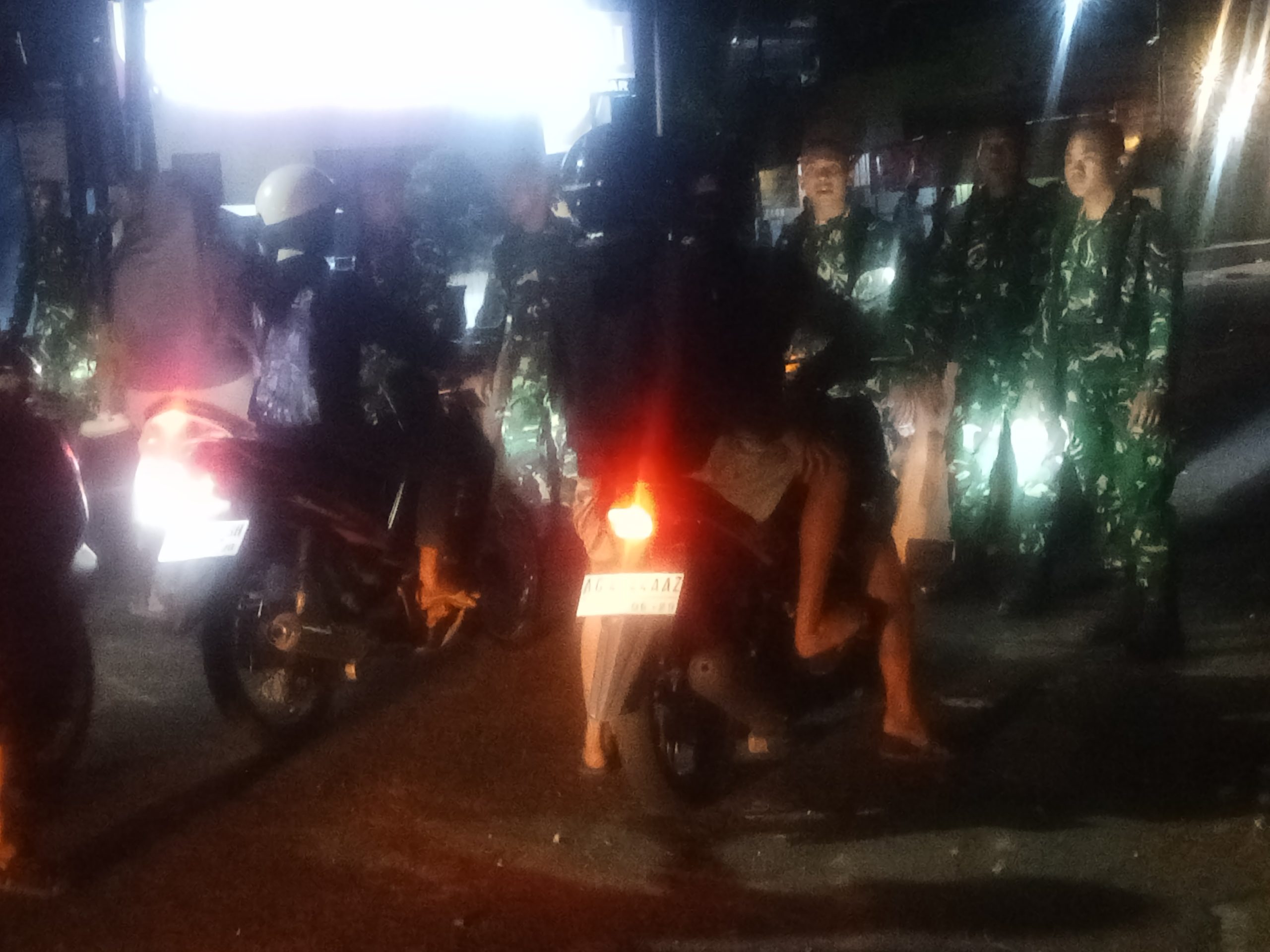 Massa Kembali Masuk Kota Kediri, TNI Pasang Blokade di Jembatan Brawijaya