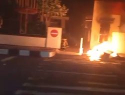 Kerusuhan Meluas, Polsek Kota Kediri Juga Dibakar, Polsek Pesantren Siaga Satu