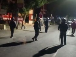 Polsek Pesantren Bersama Warga Lakukan PAM Swakarsa, Hadang Perusuh hingga Pagi.