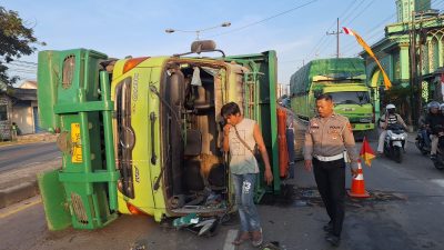 Truk Bermuatan Tepung Terguling di Jalur Babat–Lamongan, Lalu Lintas Sempat Tersendat