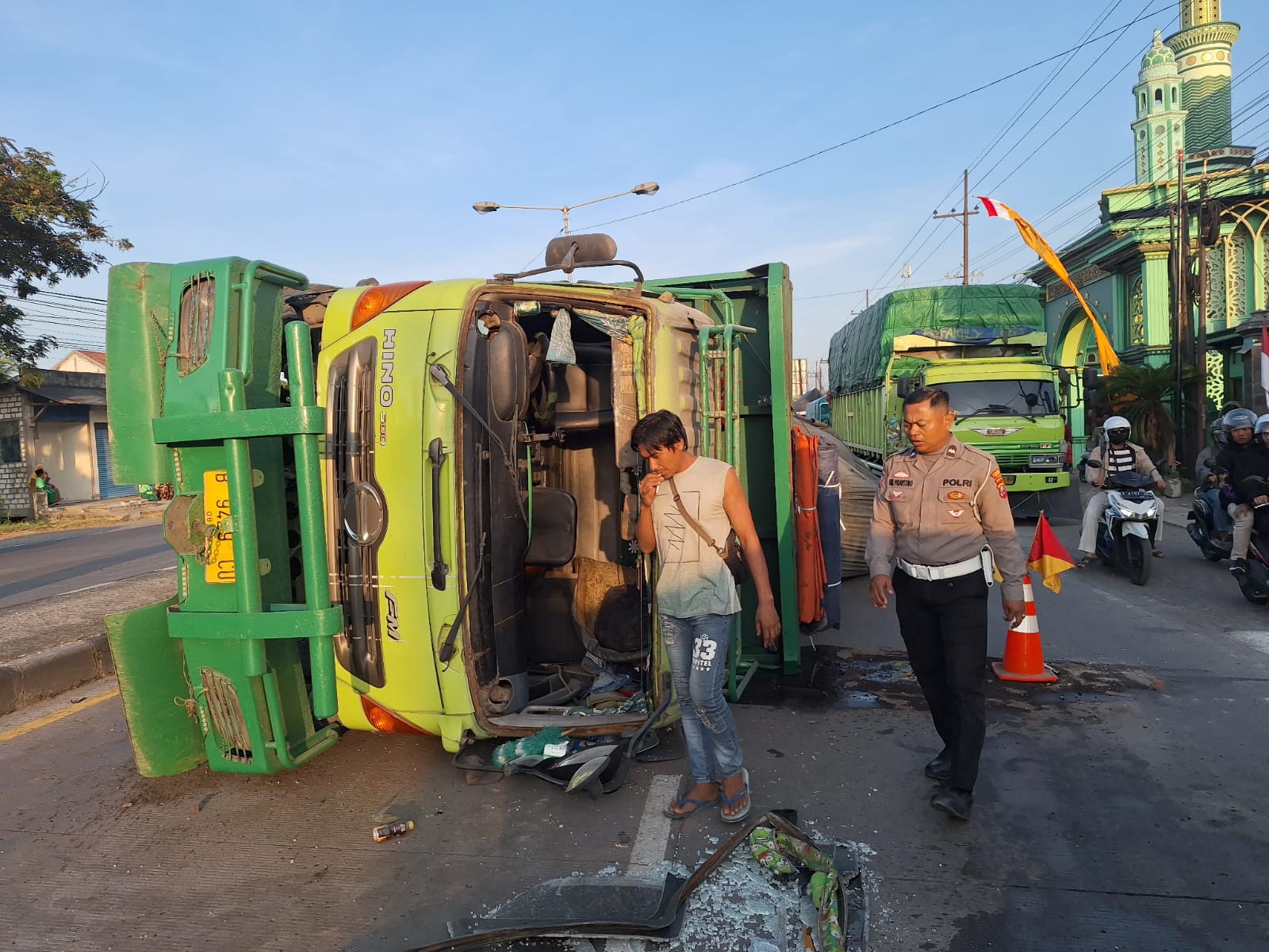 Truk Bermuatan Tepung Terguling di Jalur Babat–Lamongan, Lalu Lintas Sempat Tersendat