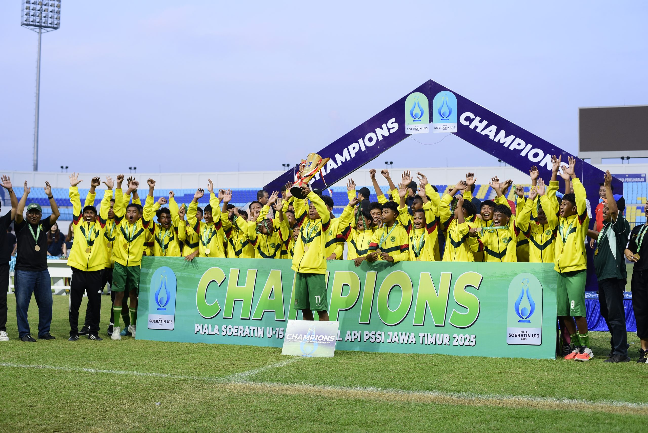 Piala Soeratin Jatim 2025: Persebaya U-13 dan Deltras U-15 Angkat Trofi di Lamongan