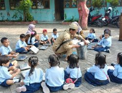 Petugas MBG Lamongan Bagikan Makanan dengan Kostum Pejuang di HUT ke-80 RI