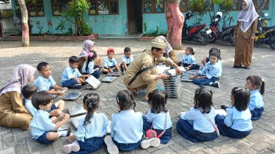 Petugas MBG Lamongan Bagikan Makanan dengan Kostum Pejuang di HUT ke-80 RI