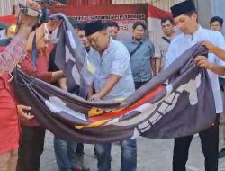 Warga Lamongan Bakar Bendera One Piece, Kobarkan Semangat Nasionalisme Menjelang HUT RI ke-80