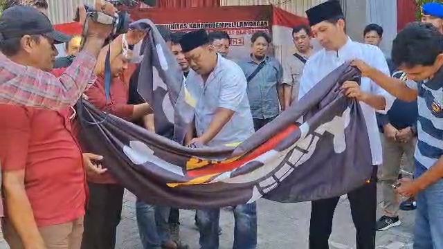 Kobarkan Semangat Nasionalisme Menjelang HUT RI ke-80, Warga Lamongan Bakar Bendera One Piece