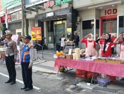 Pedagang Berpakaian Merah Putih Ikut Khidmati Upacara HUT ke-80 RI di Alun-alun Lamongan