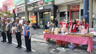Pedagang Berpakaian Merah Putih Ikut Khidmati Upacara HUT ke-80 RI di Alun-alun Lamongan