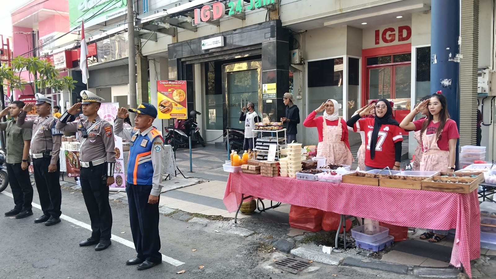 Pedagang Berpakaian Merah Putih Ikut Khidmati Upacara HUT ke-80 RI di Alun-alun Lamongan