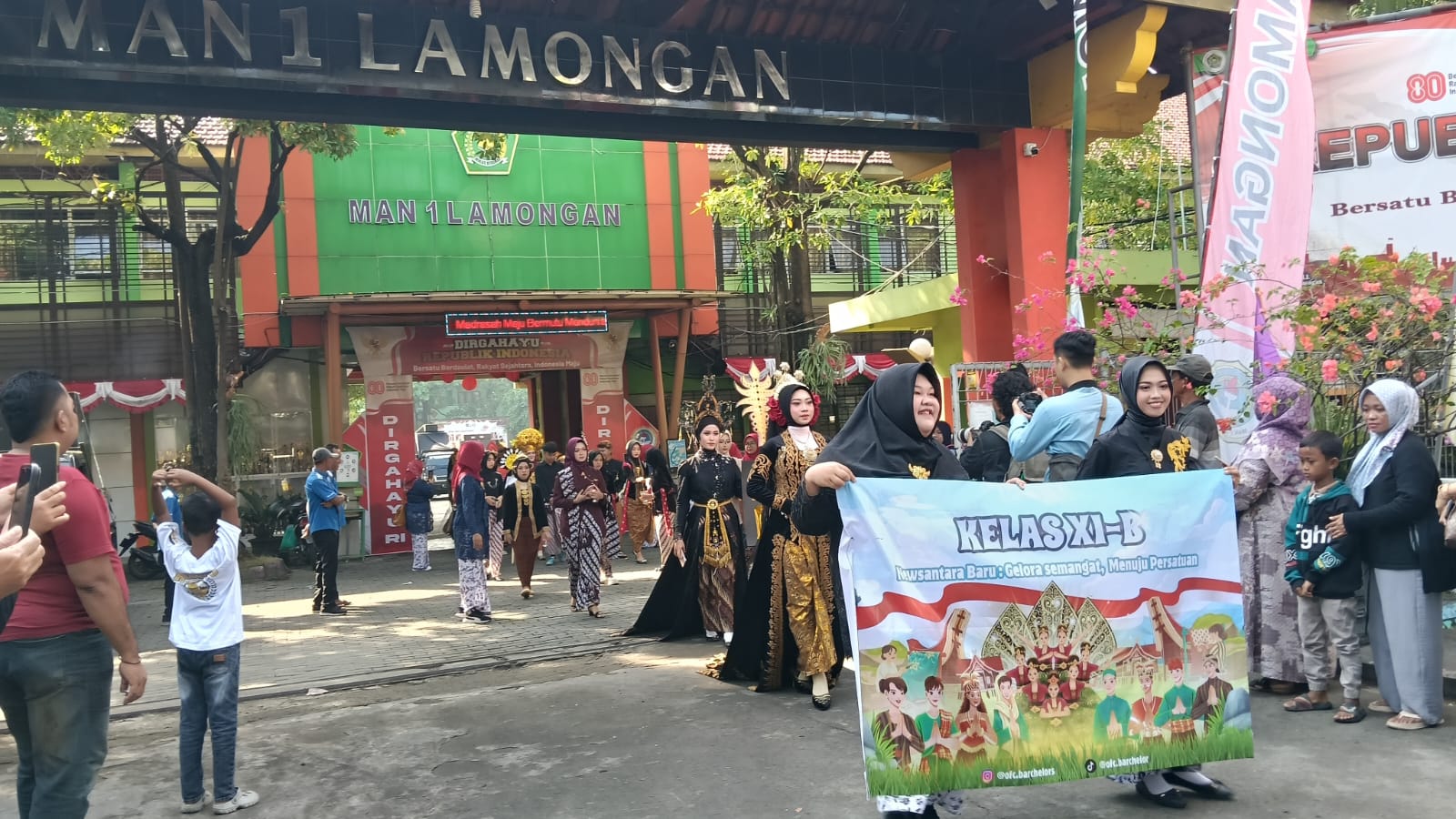 MAN 1 Lamongan Gelar Karnaval Budaya Semarakkan HUT ke-80 RI