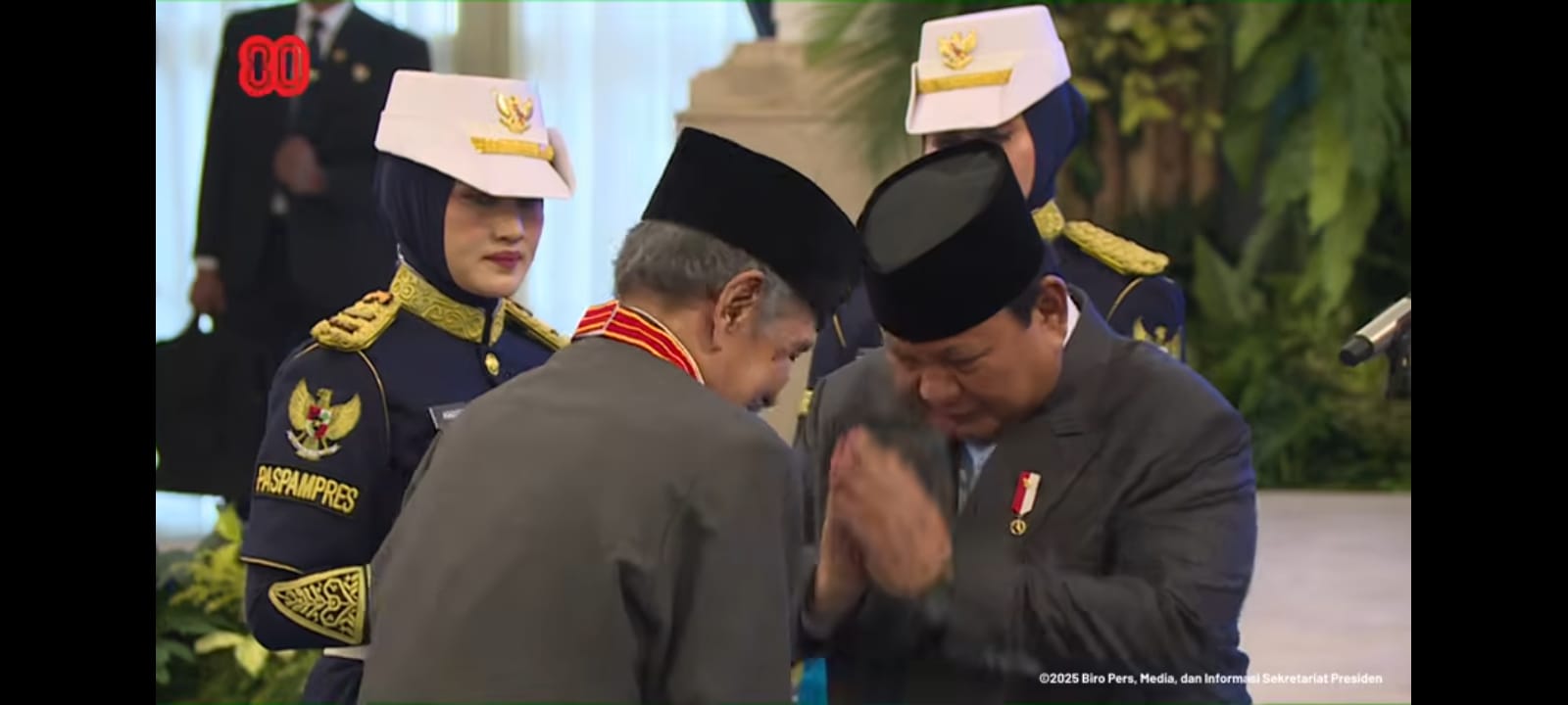KH Abdul Ghofur, Pengasuh Ponpes Sunan Drajat, Terima Bintang Mahaputra Utama dari Presiden Prabowo