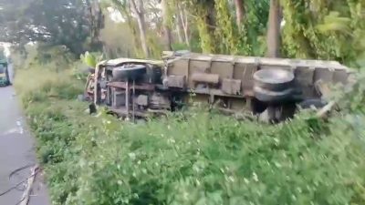 Dua Truk Terguling di Tanjakan Ngimbang, Berikut Kronologinya