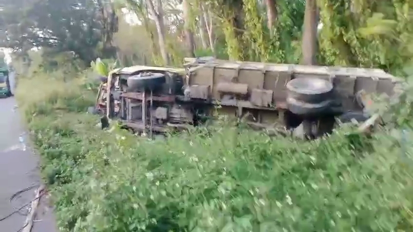 Dua Truk Terguling di Tanjakan Ngimbang, Berikut Kronologinya