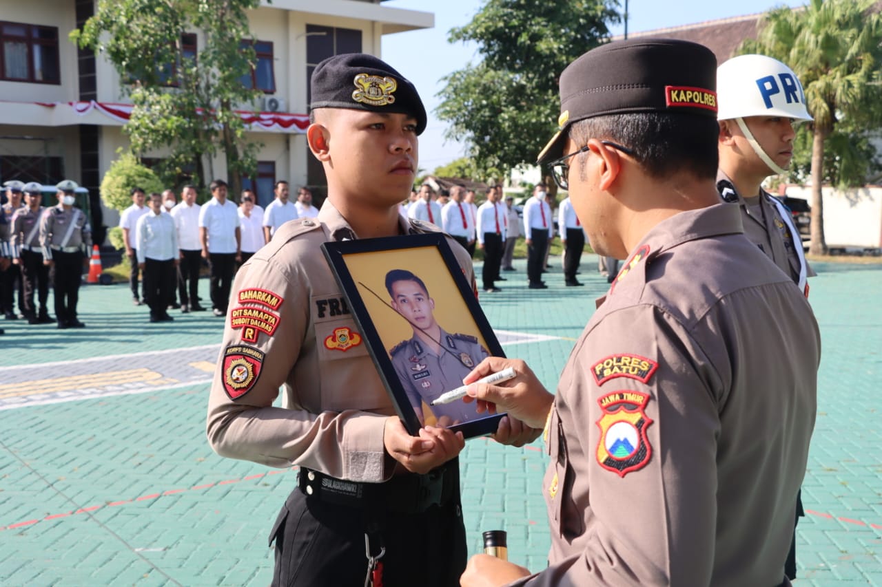 Langgar Etik, Anggota Polres Batu Dipecat lewat Upacara PTDH