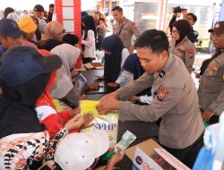 Irwasum Polri Tinjau Bazar Murah di Malang, Beras dan Minyak Jadi Buruan Warga