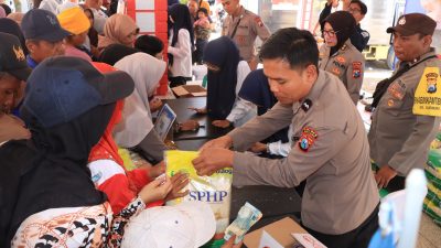 Irwasum Polri Tinjau Bazar Murah di Malang, Beras dan Minyak Jadi Buruan Warga