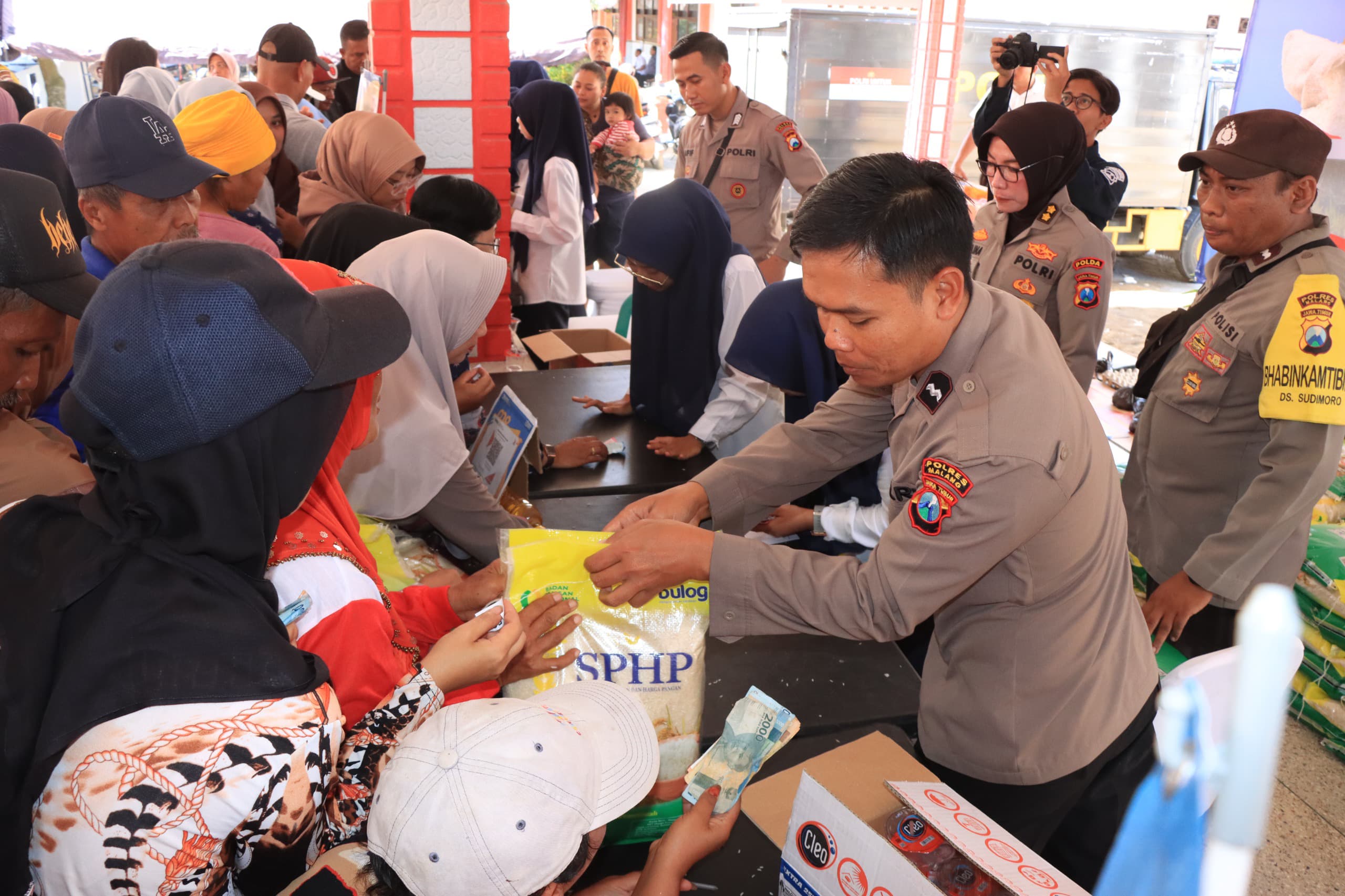 Irwasum Polri Tinjau Bazar Murah di Malang, Beras dan Minyak Jadi Buruan Warga