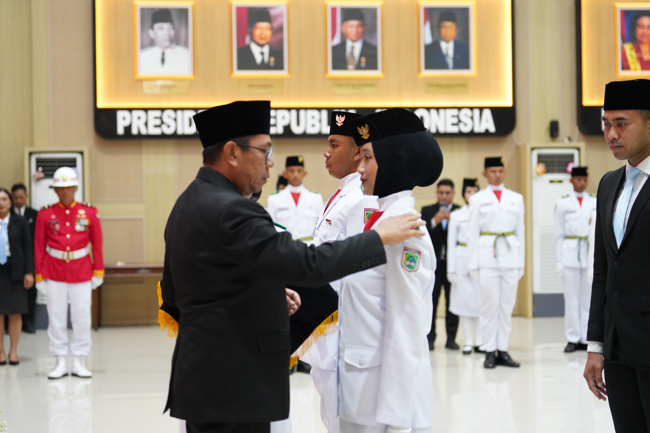 Walikota Batu Lakukan Pengukuhan 76 Paskibraka Kota Batu Tahun 2025