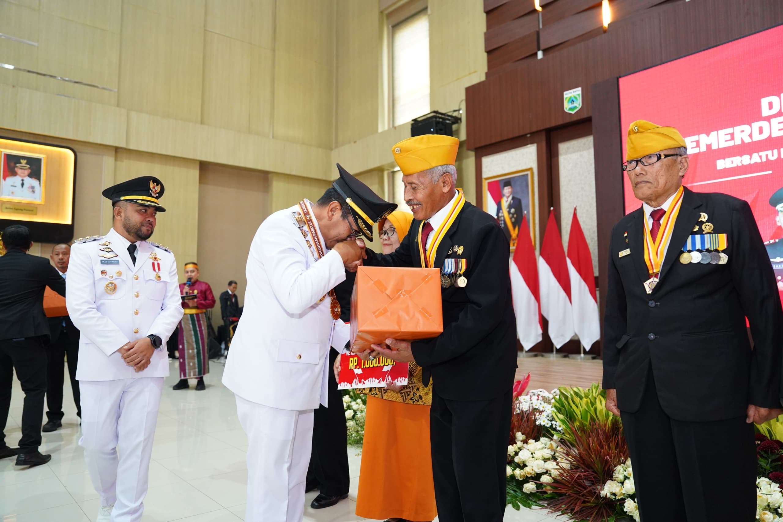 Pemkot Batu Serahkan Insentif Rp4 Juta untuk 93 Veteran dan Janda Veteran di HUT RI ke-80