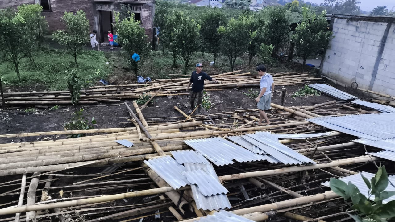 Hujan Angin Porak-Porandakan Belasan Rumah di Kota Batu, Dua Keluarga Mengungsi