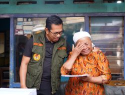 Wali Kota Batu Tunjukkan Kepedulian, Bantu Warga Desa Giripurno yang Rumahnya Rusak Diterjang Angin Kencang