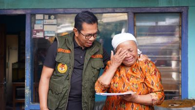 Wali Kota Batu Tunjukkan Kepedulian, Bantu Warga Desa Giripurno yang Rumahnya Rusak Diterjang Angin Kencang