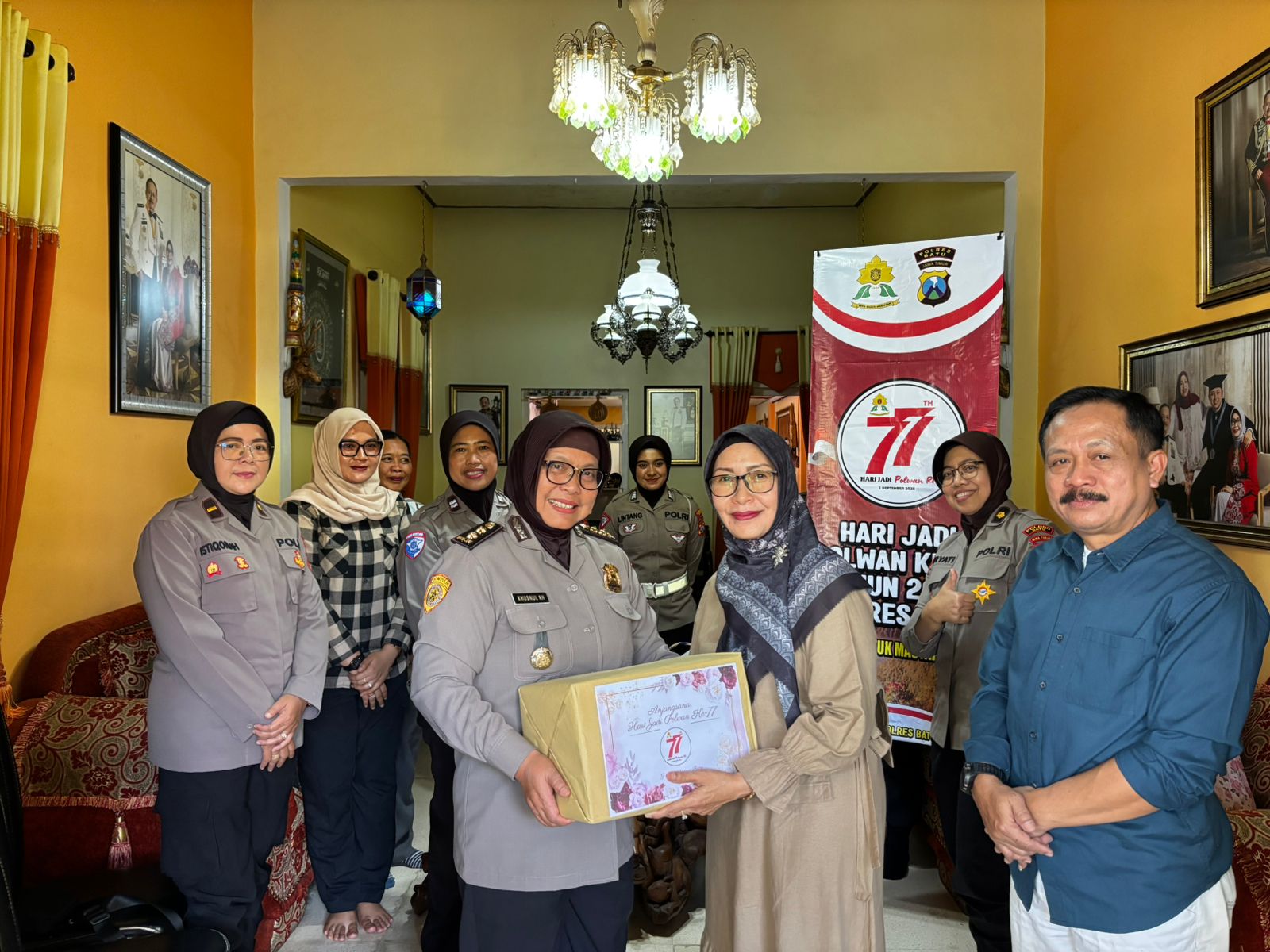 HUT ke-77, Polwan Polres Batu Sambangi Senior Purnawirawan dengan Anjangsana