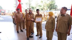 Wakil Wali Kota Batu Serahkan Penghargaan kepada 12 ASN Purna Tugas