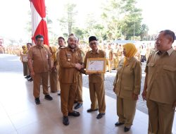 Wakil Wali Kota Batu Serahkan Penghargaan kepada 12 ASN Purna Tugas