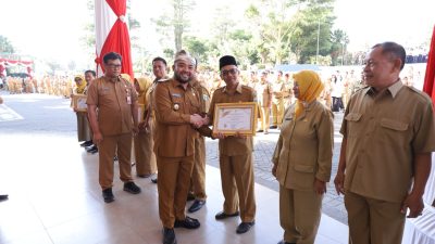 Wakil Wali Kota Batu Serahkan Penghargaan kepada 12 ASN Purna Tugas