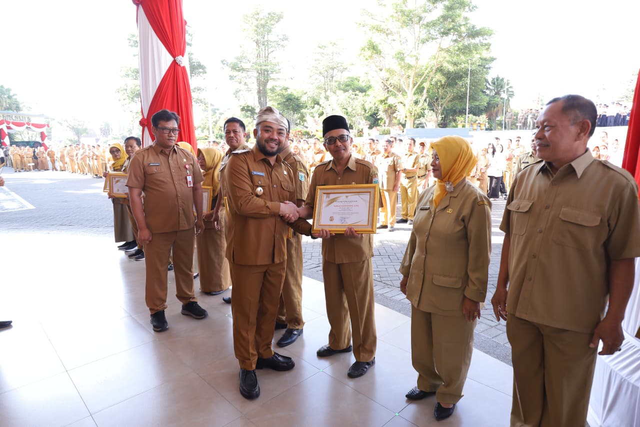 Wakil Wali Kota Batu Serahkan Penghargaan kepada 12 ASN Purna Tugas
