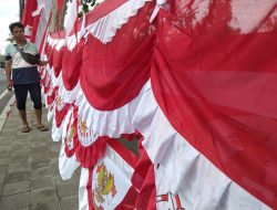 Jelang 17 Agustus, Penjualan Bendera Merah Putih di Blitar Masih Lesu, Pembeli Malah Cari One Piece