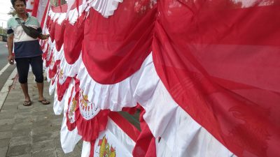 Jelang 17 Agustus, Penjualan Bendera Merah Putih di Blitar Masih Lesu, Pembeli Malah Cari One Piece