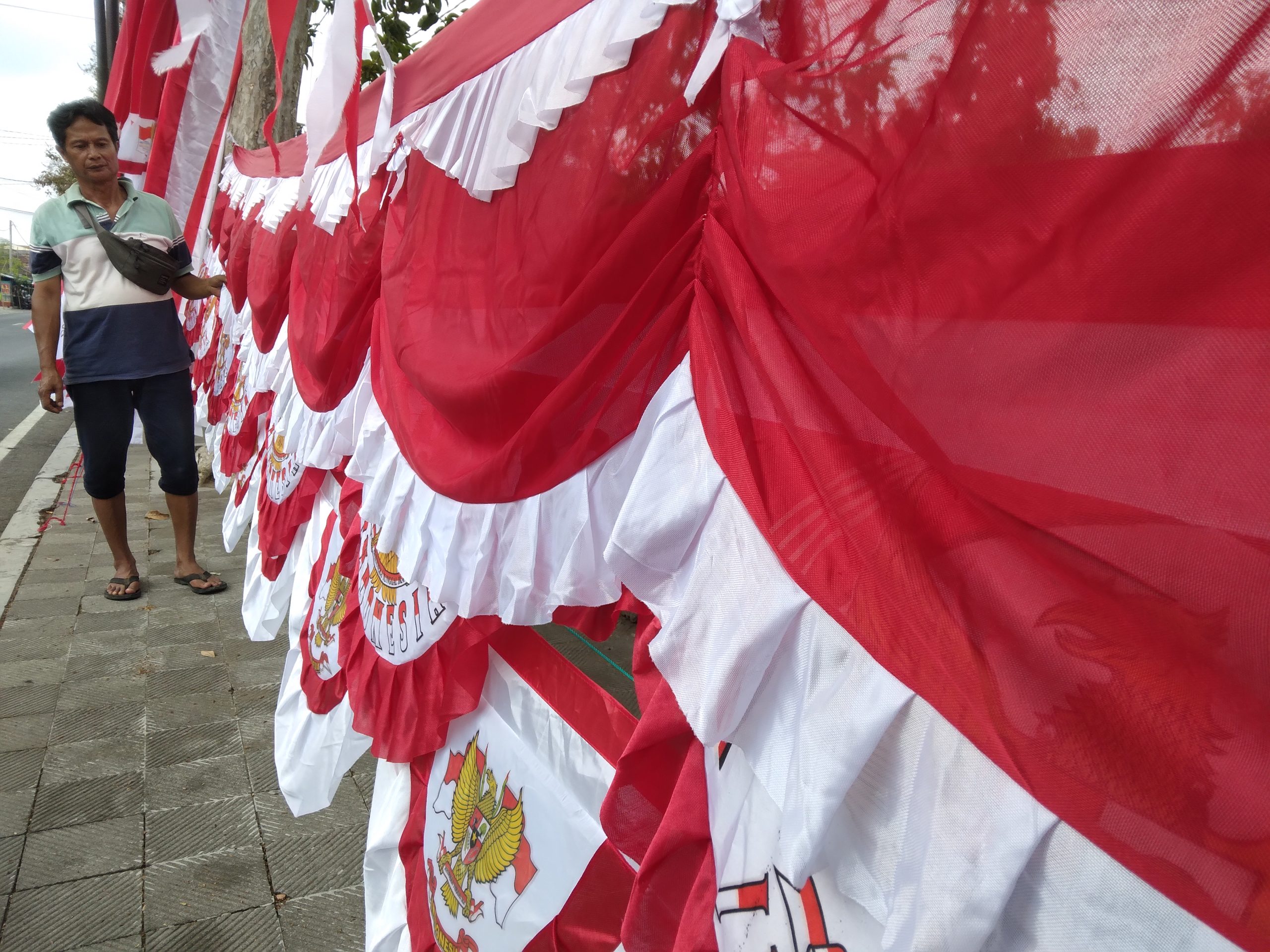 Jelang 17 Agustus, Penjualan Bendera Merah Putih Masih Lesu, Pembeli Malah Cari One Piece