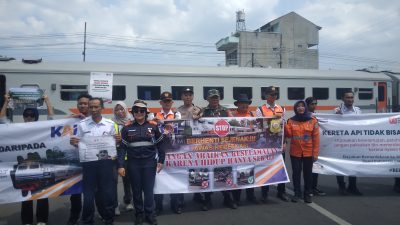 Sambut HUT ke-80 RI, KAI Daop 7 Madiun Gencarkan Sosialisasi Keselamatan Perlintasan KA
